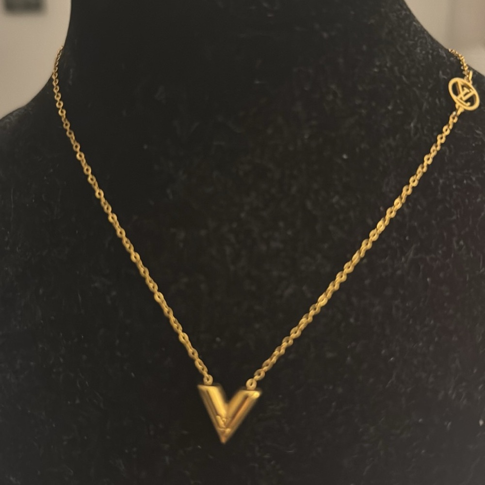 Louis Vuitton V Sautoir Pendant Necklace